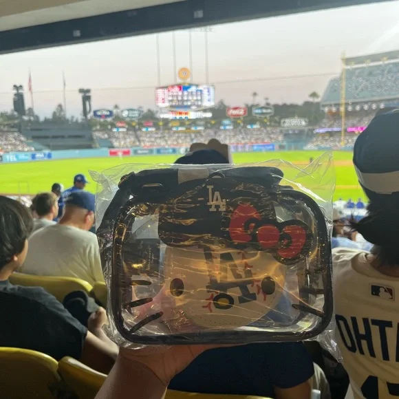 Hello Kitty Los Angeles Dodgers exclusive Crossbody Bag w/coin bag - Picture 2 of 4